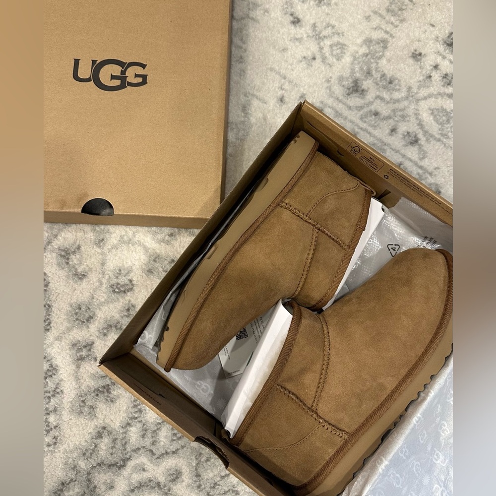 BRAND NEW! UGG Kids Classic Ultra Mini boots, Color-Chestnut